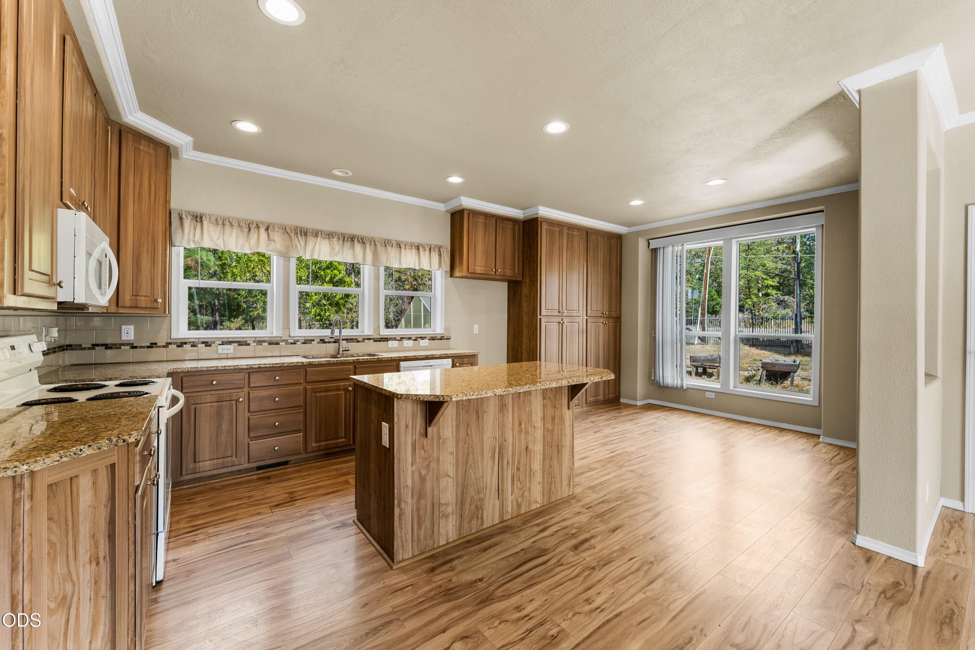 06-INT (1 of 17). Photo 2 of 22, 2085 Stringer Gap Road, Grants Pass, OR 97527