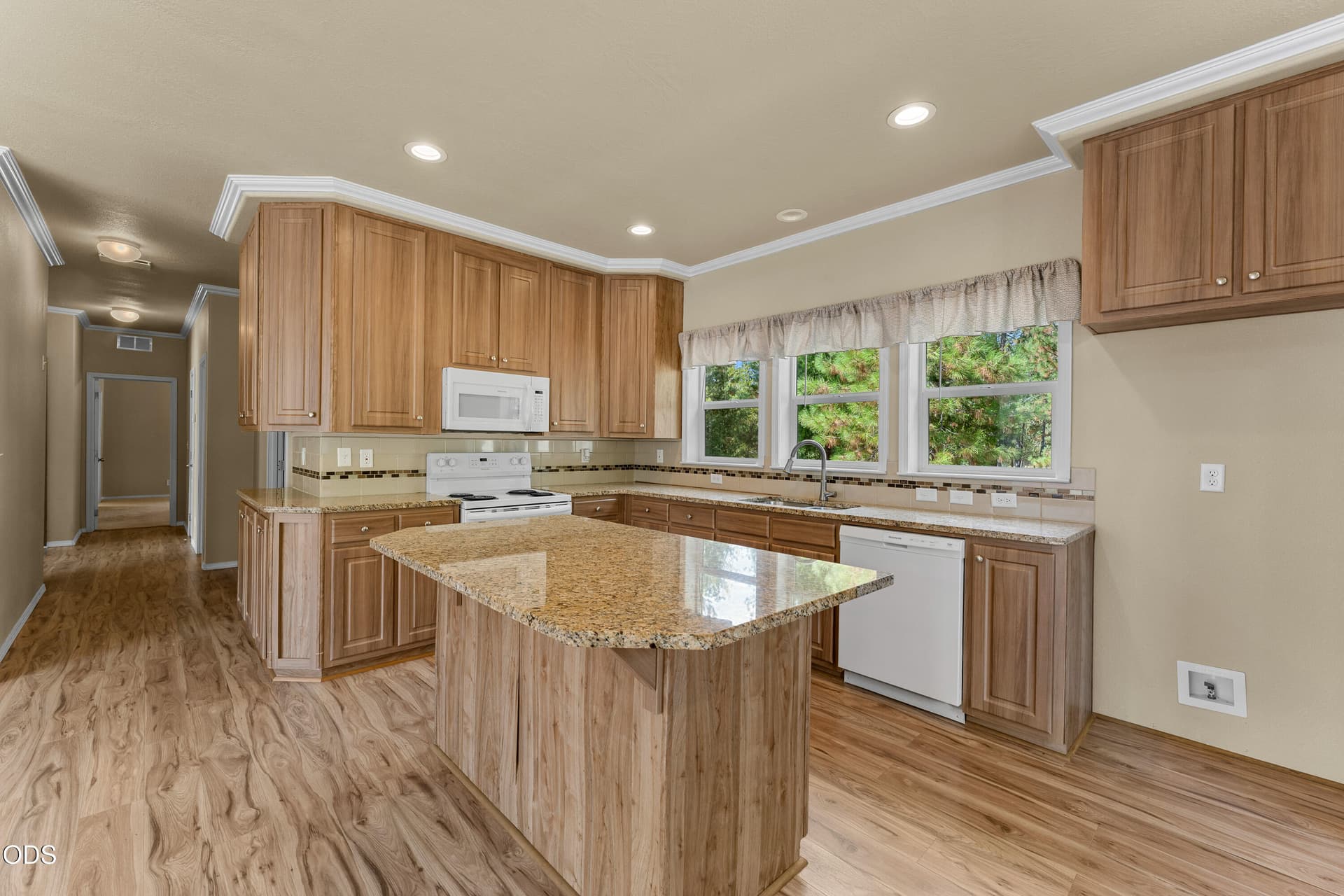 07-INT (2 of 17). Photo 4 of 22, 2085 Stringer Gap Road, Grants Pass, OR 97527
