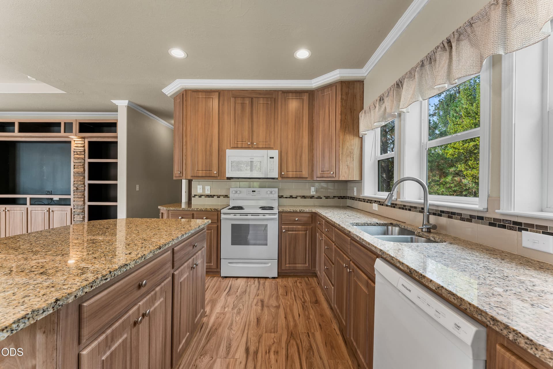 09-INT (4 of 17). Photo 3 of 22, 2085 Stringer Gap Road, Grants Pass, OR 97527