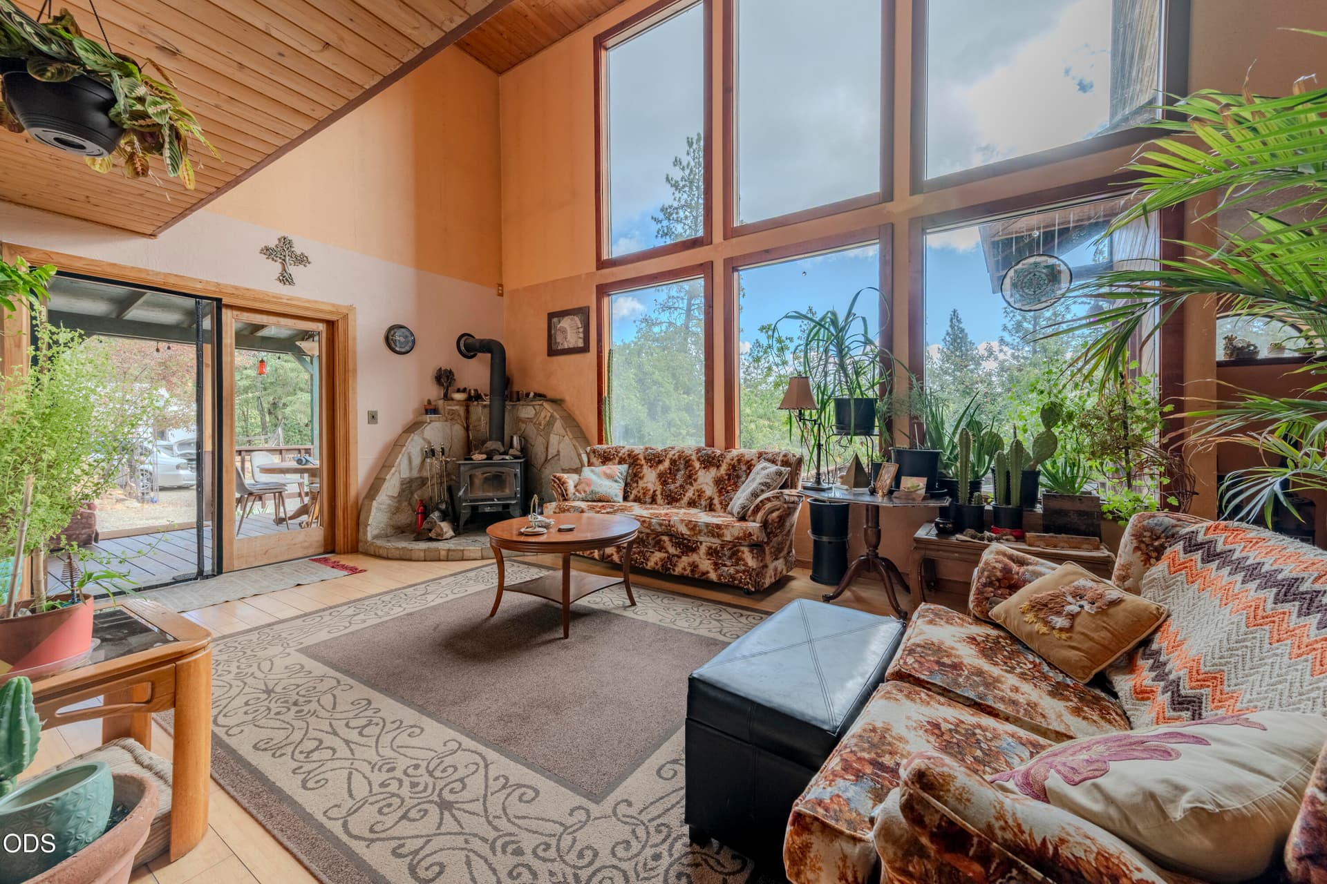 Living Room. Photo 5 of 38, 732 Glenlyn Drive, Williams, OR 97544