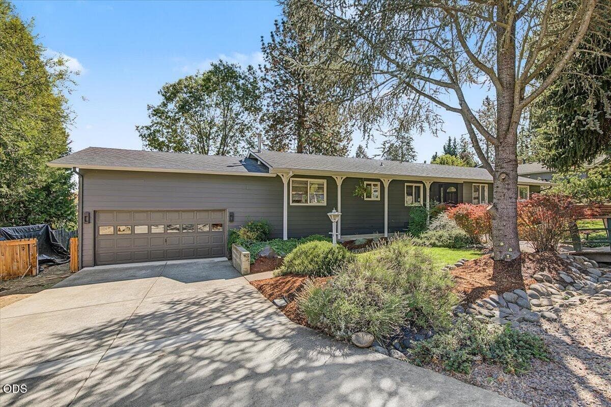 11-11. Photo 2 of 38, 215 Stagecoach Drive, Jacksonville, OR 97530