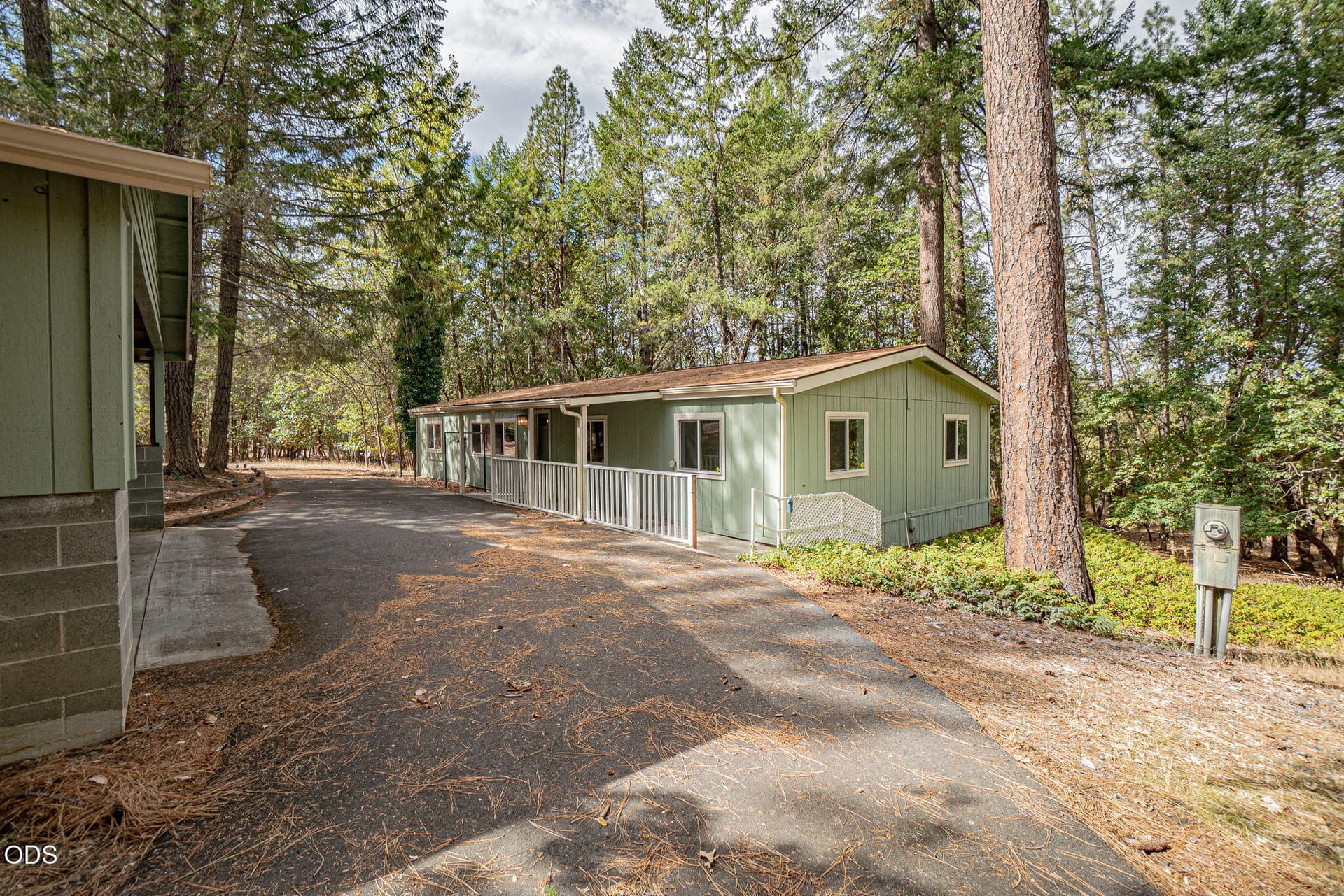 1 Front. Photo 1 of 35, 124 Dearing Way, Grants Pass, OR 97527