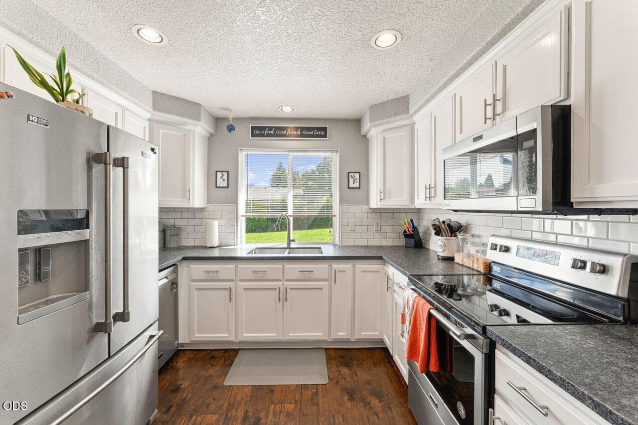 updated kitchen. Photo 2 of 28, 1445 Half Moon Circle, Grants Pass, OR 97527