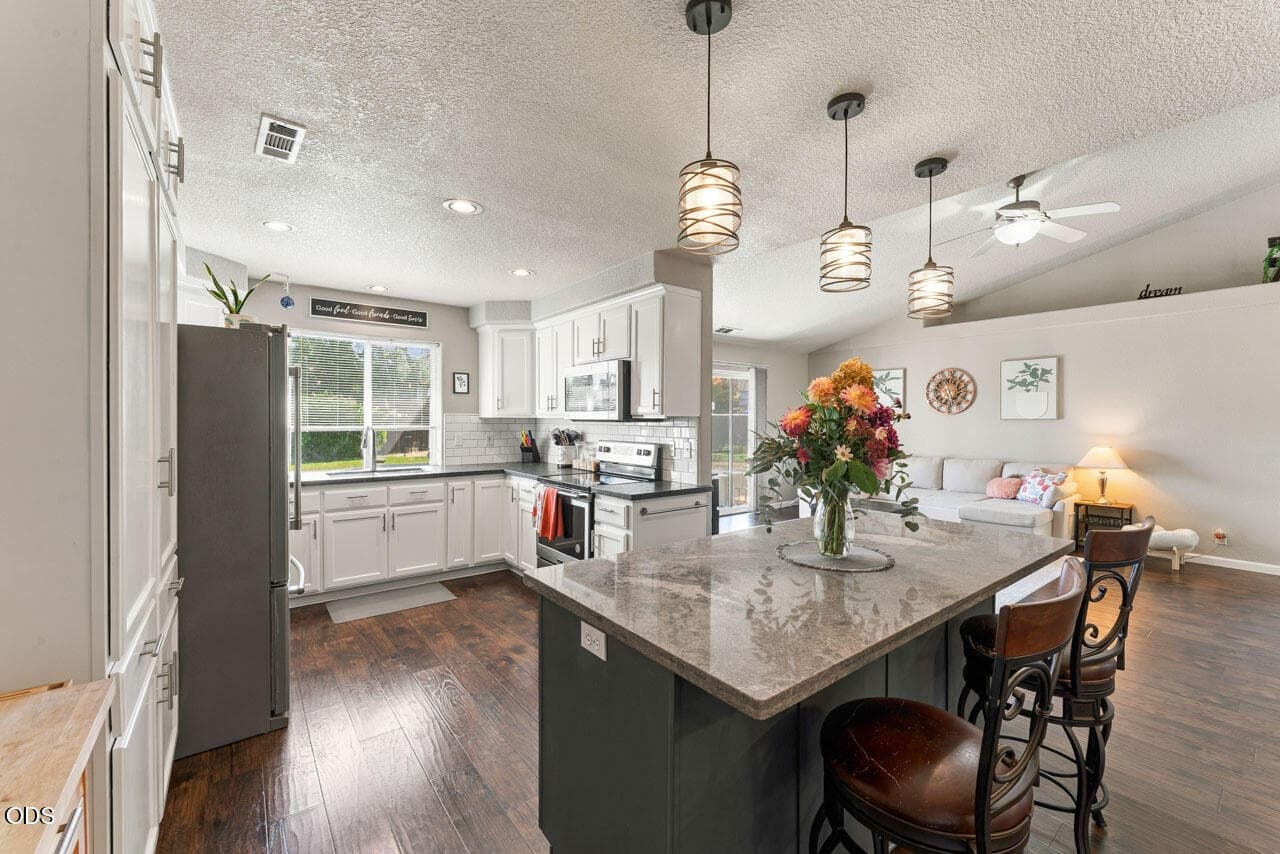 island. Photo 3 of 28, 1445 Half Moon Circle, Grants Pass, OR 97527