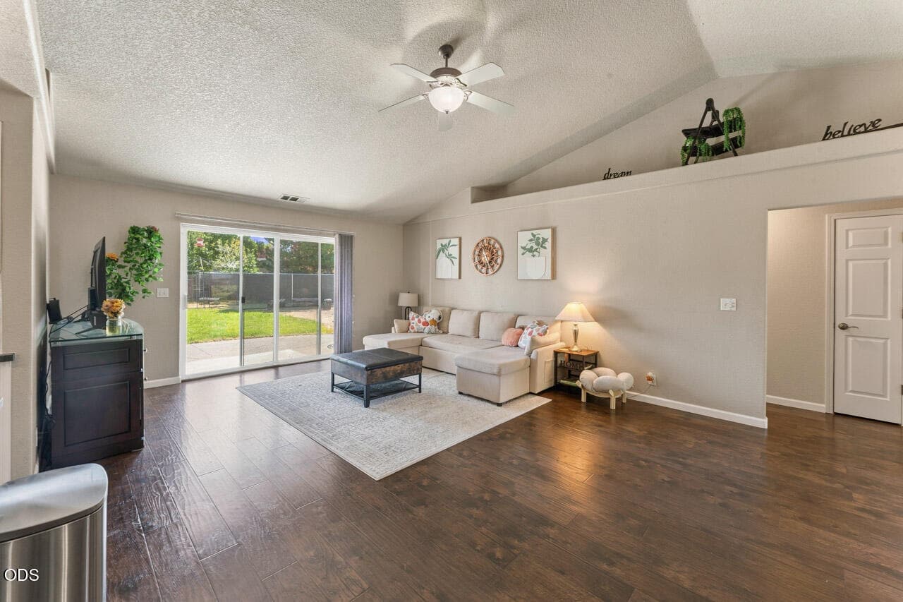 living. Photo 4 of 28, 1445 Half Moon Circle, Grants Pass, OR 97527
