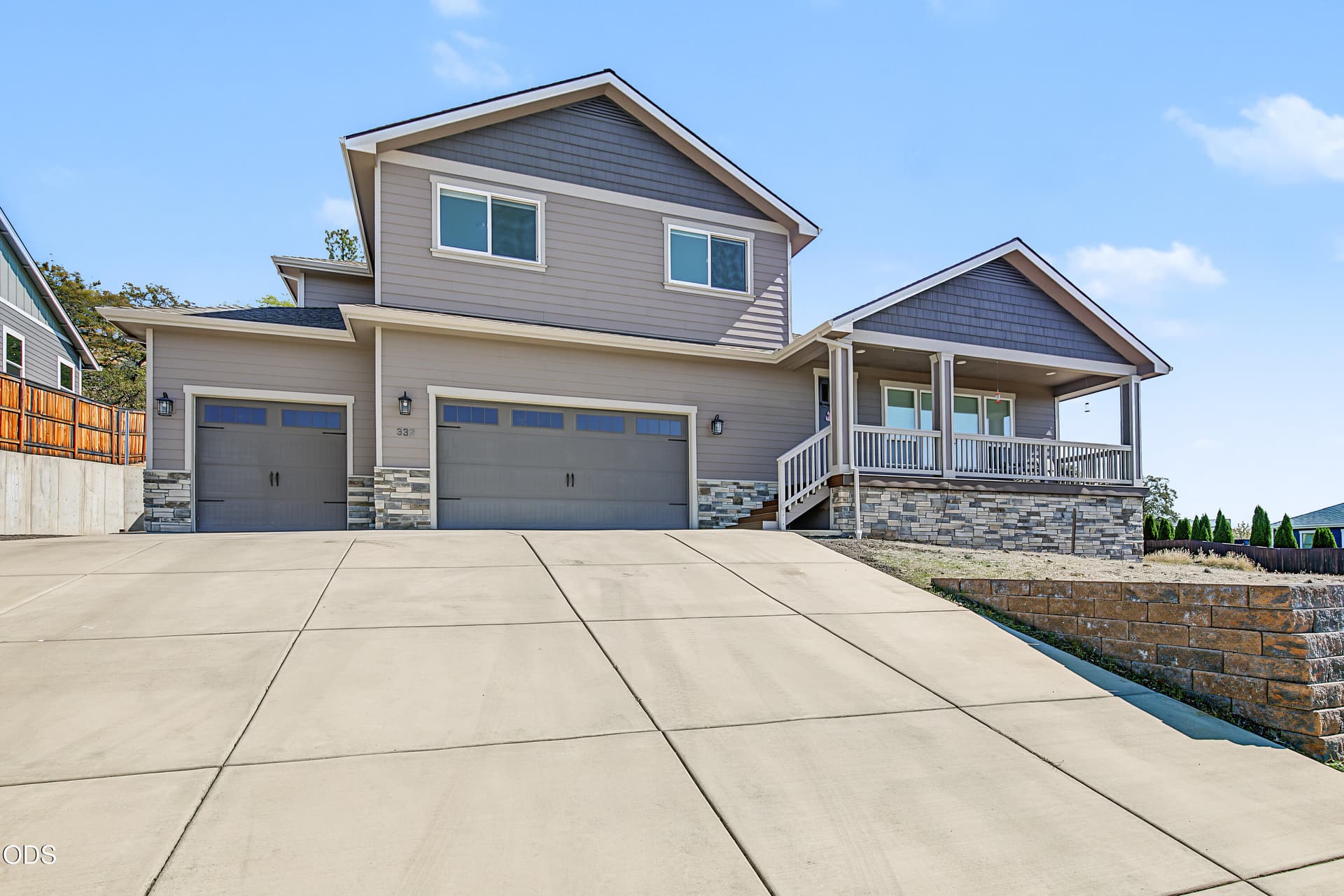 3. Photo 2 of 44, 332 Avalon Terrace, Eagle Point, OR 97524