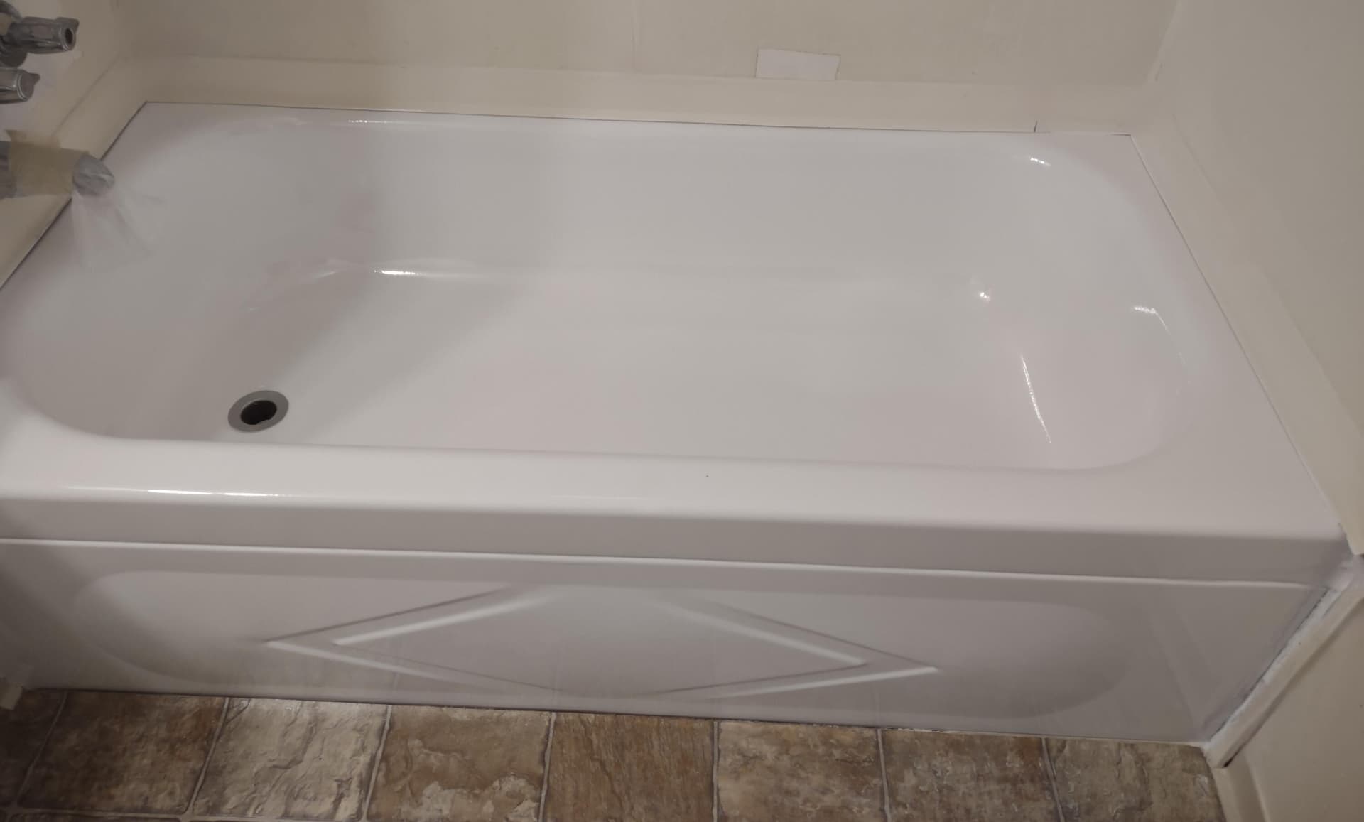 Newly Reglazed Tub. Photo 5 of 23, 436 Ashwood Drive, Grants Pass, OR 97526