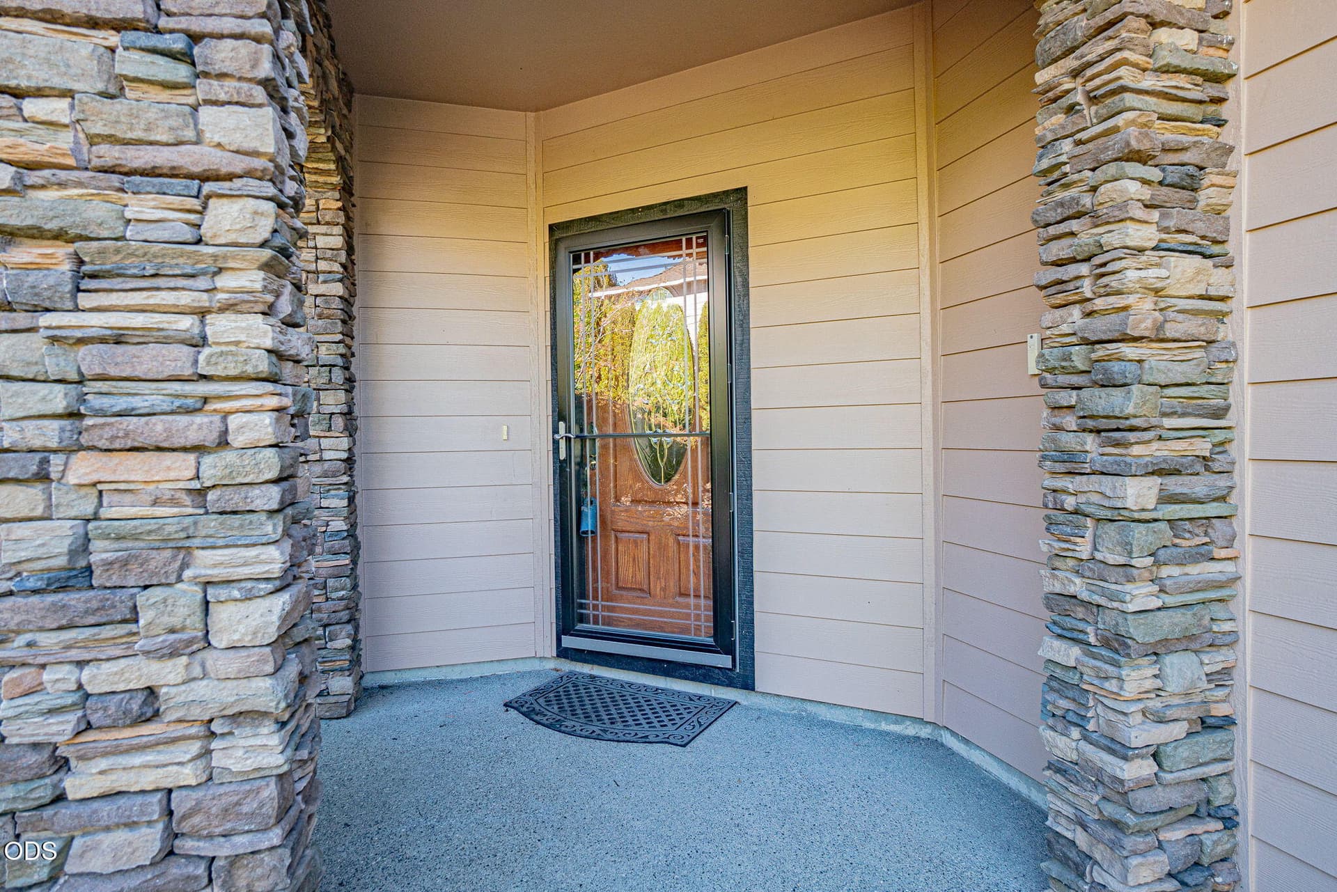 4 Front Entry. Photo 4 of 35, 16 Milagros Court, Eagle Point, OR 97524