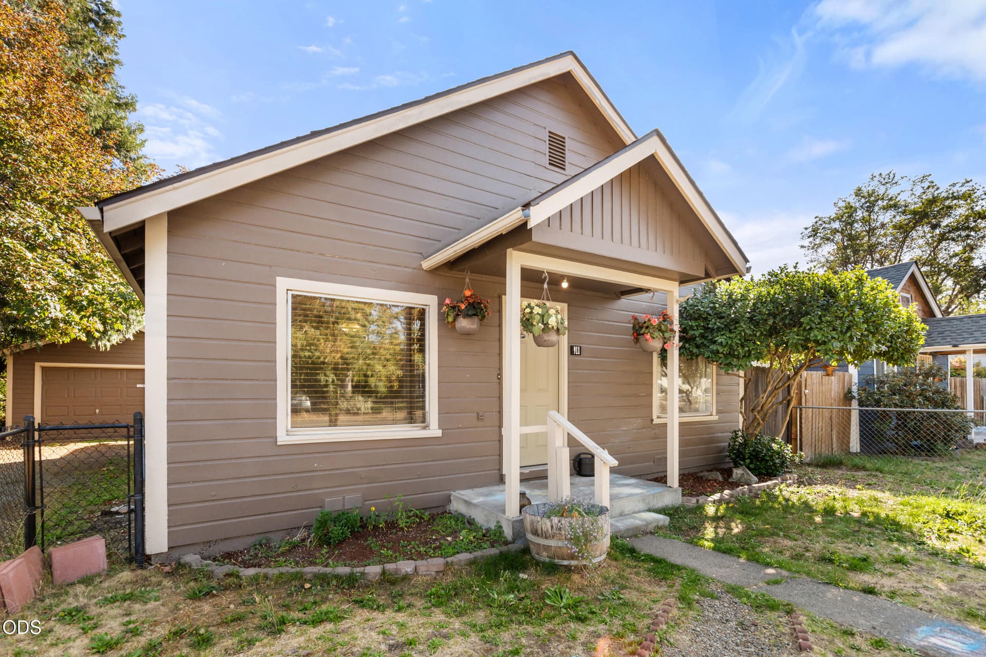 Front. Photo 1 of 19, 911 SW I Street, Grants Pass, OR 97526