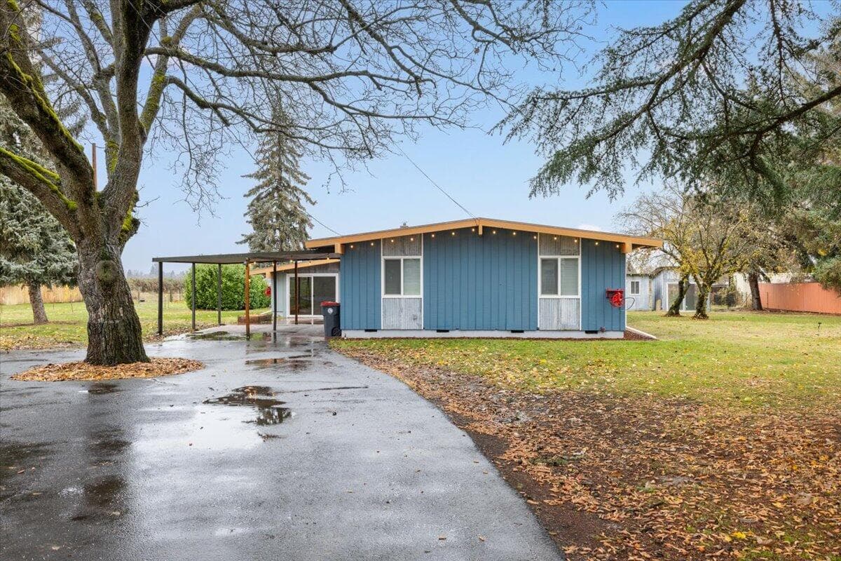 1. Photo 4 of 35, 2554 W Stewart Avenue, Medford, OR 97501