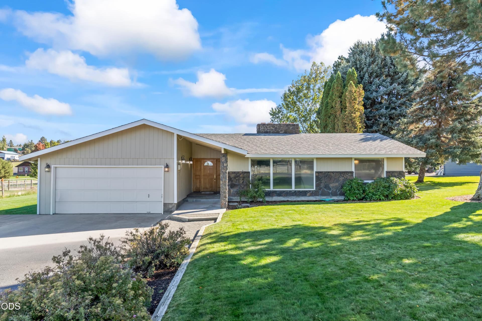 01. Photo 1 of 33, 965 NE Brown Drive, Madras, OR 97741