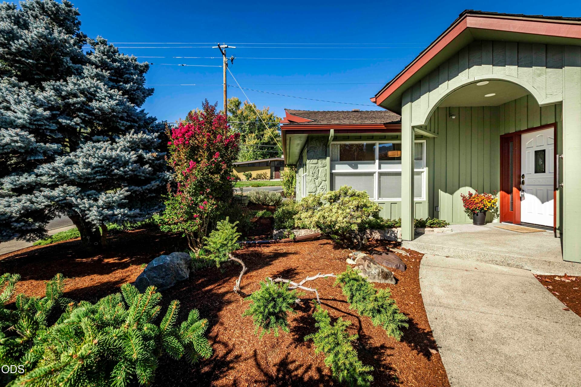 Walkway -all landscaped. Photo 4 of 66, 734 NW Midland Avenue, Grants Pass, OR 97526