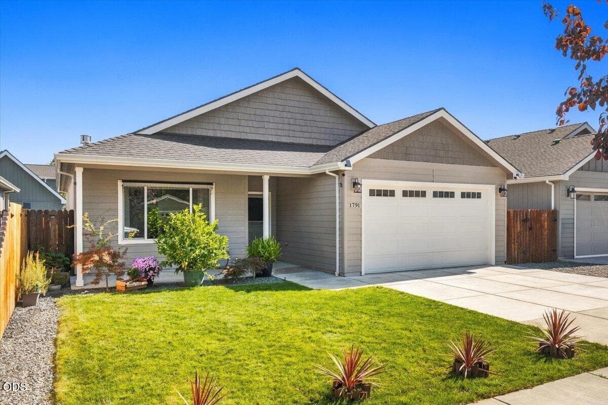 2. Photo 2 of 23, 1791 Lillian Street, Medford, OR 97501