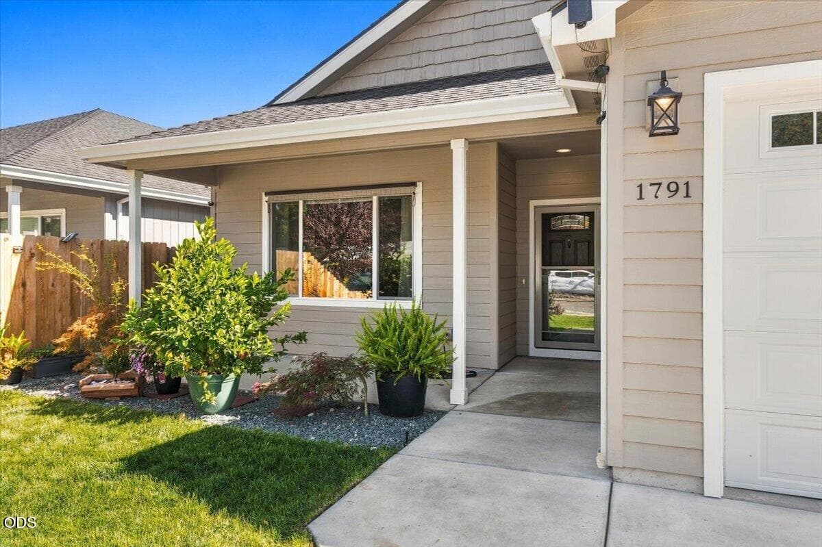 3. Photo 3 of 23, 1791 Lillian Street, Medford, OR 97501
