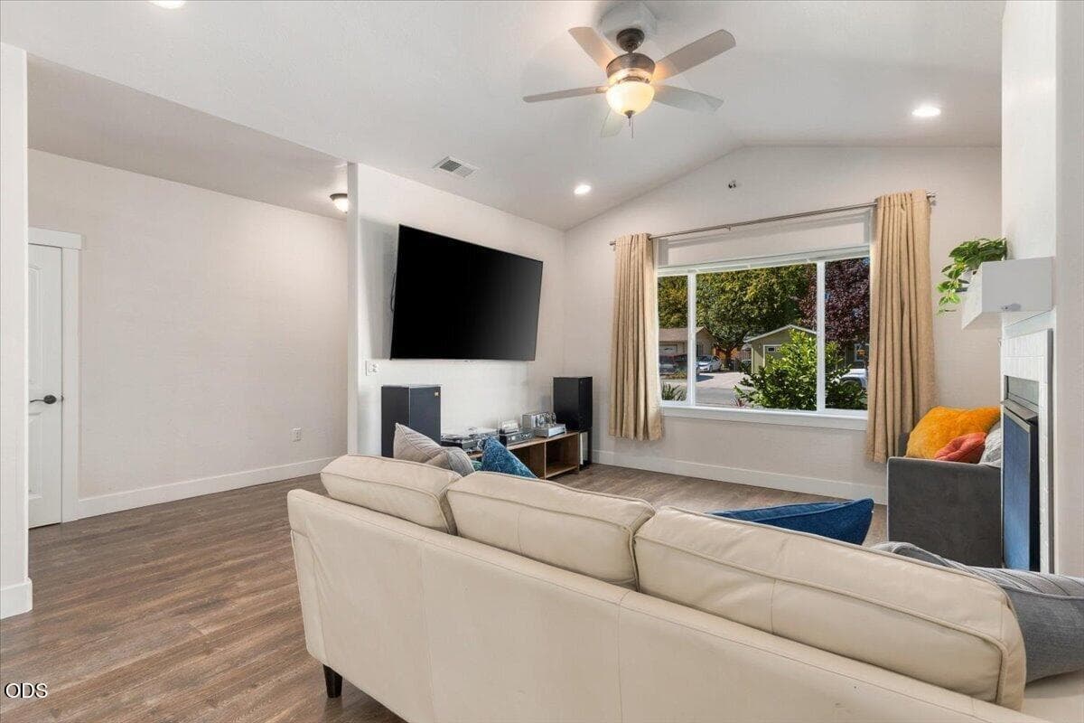 4. Photo 4 of 23, 1791 Lillian Street, Medford, OR 97501
