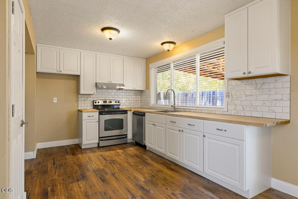 Kitchen. Photo 4 of 19, 2571 5th Avenue, Bonanza, OR 97623
