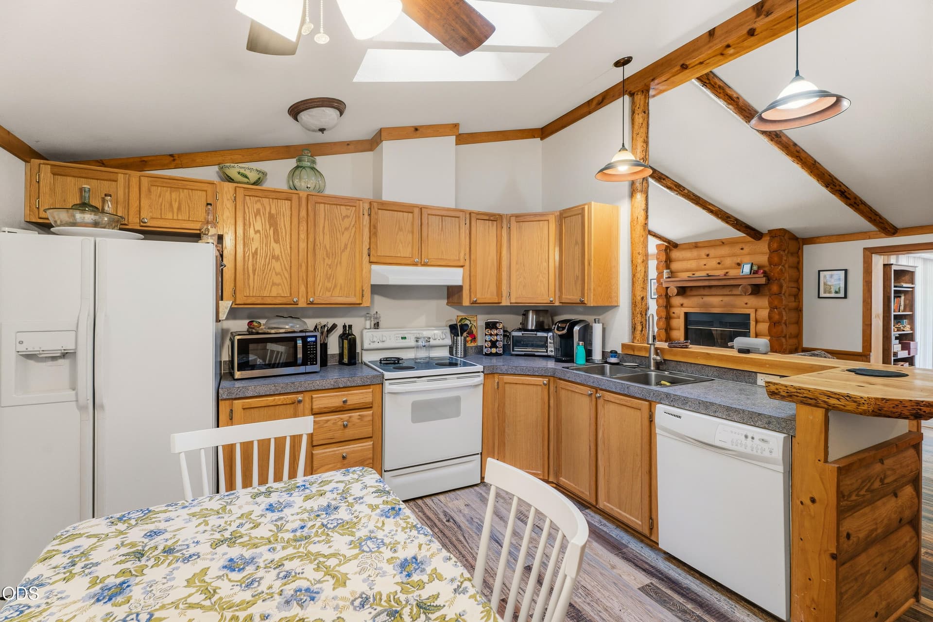 22-Kitchen. Photo 3 of 43, 19152 Clear Springs Way, Crescent Lake, OR 97733