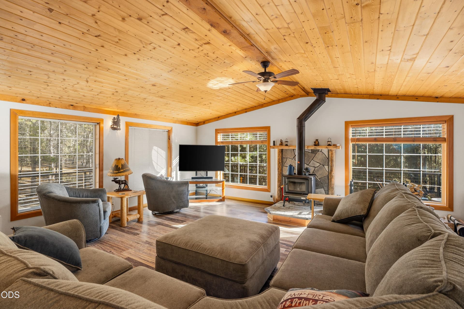 28-Family Room. Photo 2 of 43, 19152 Clear Springs Way, Crescent Lake, OR 97733
