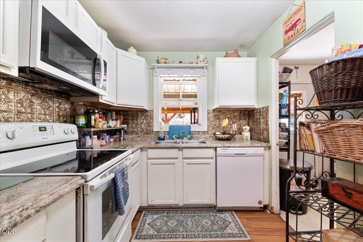 07-Kitchen 2. Photo 4 of 16, 241 Marion Lane, Grants Pass, OR 97527