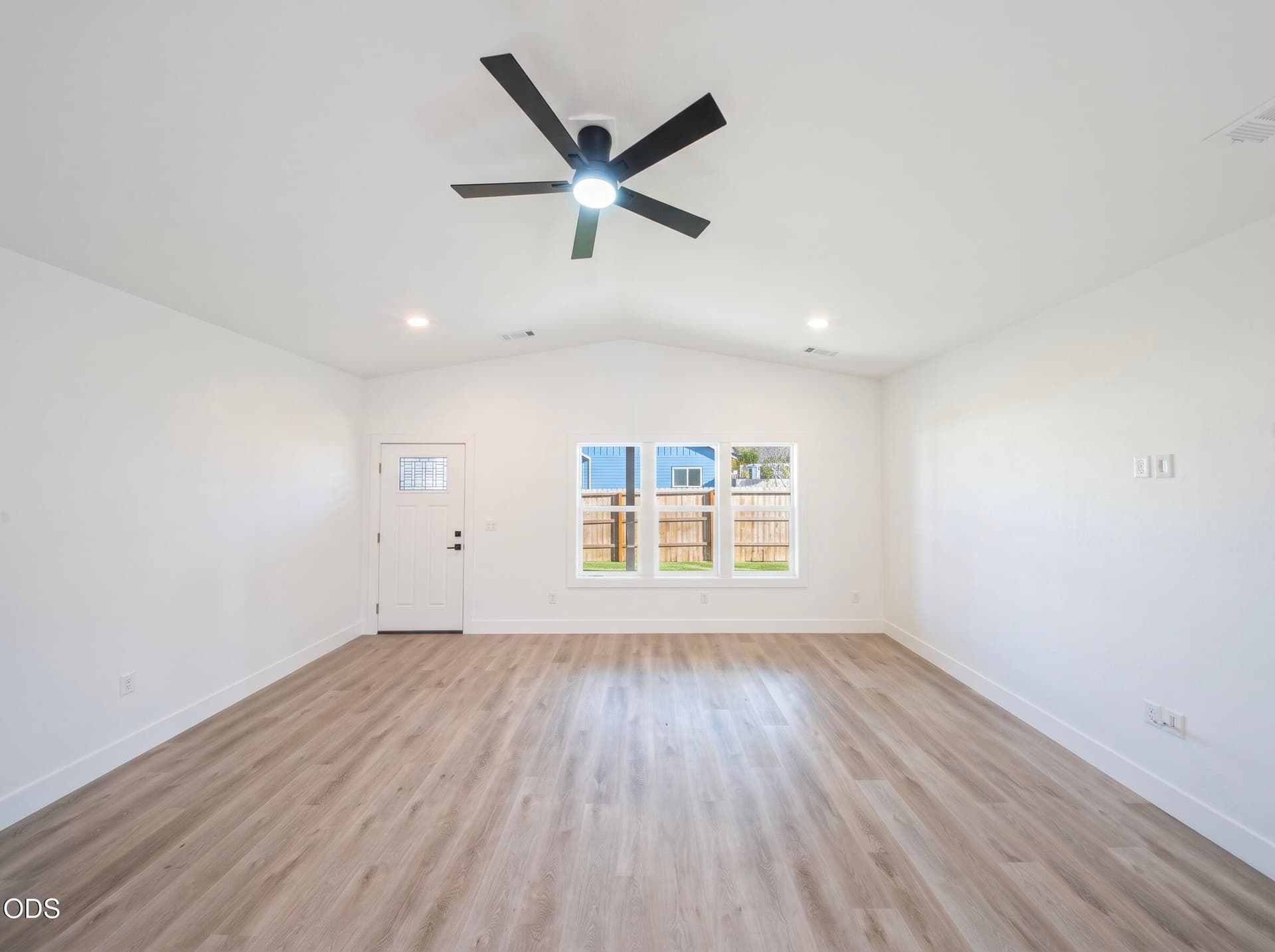 03. Photo 5 of 21, 465 Arnos Street, Talent, OR 97540