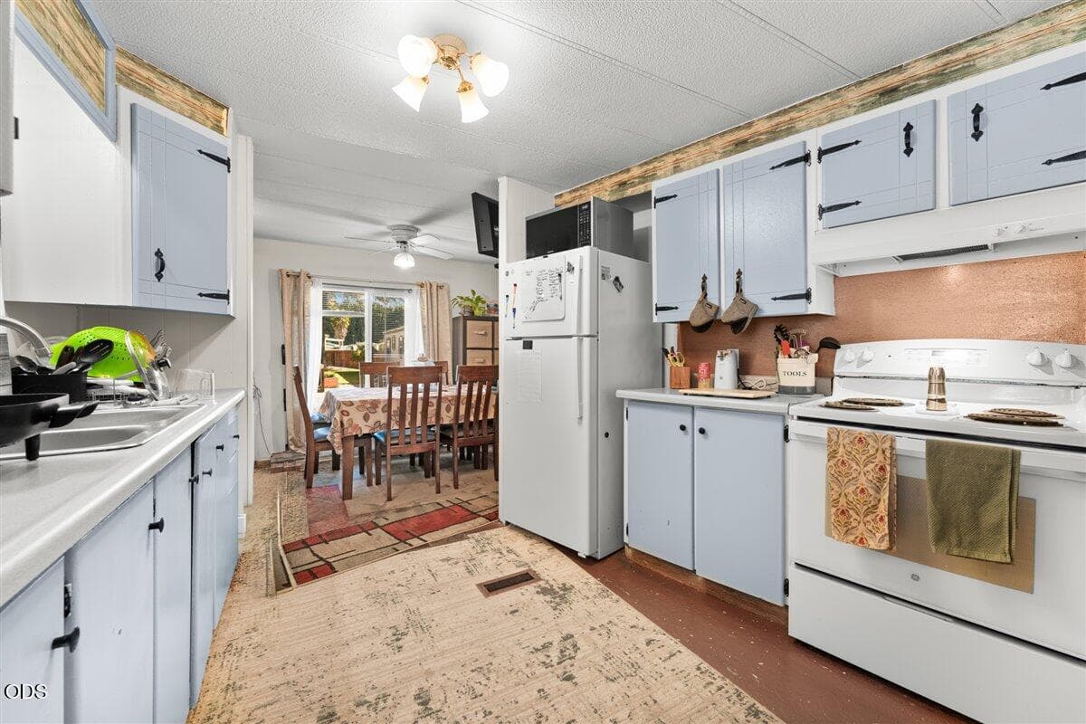 08-Kitchen 2. Photo 3 of 18, 329 Beechwood Drive, Grants Pass, OR 97526