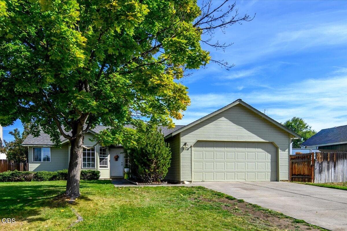 19-2014 SW 30th St, Redmond-19. Photo 2 of 22, 2014 SW 30th Street, Redmond, OR 97756