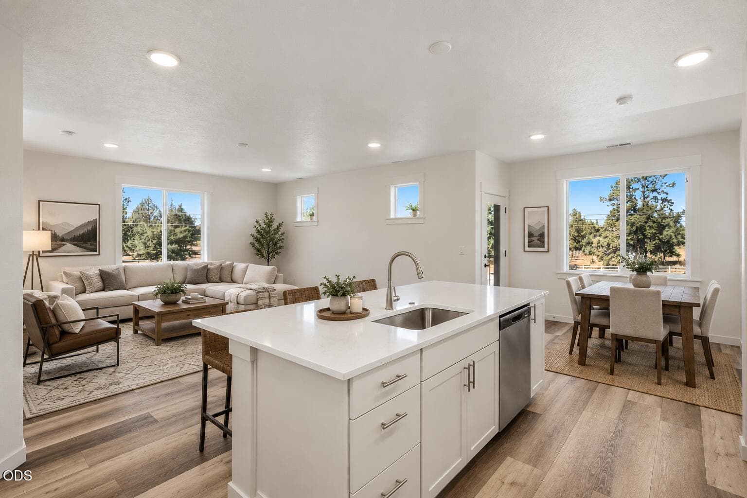 Bright Modern Lodge Living Space. Photo 2 of 49, 4615 SW Salmon Avenue, Redmond, OR 97756