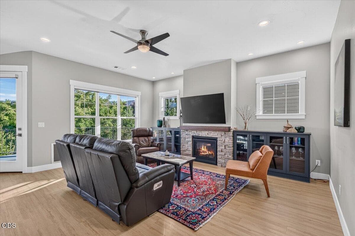 15-15. Photo 5 of 49, 143 Randy Street, Ashland, OR 97520