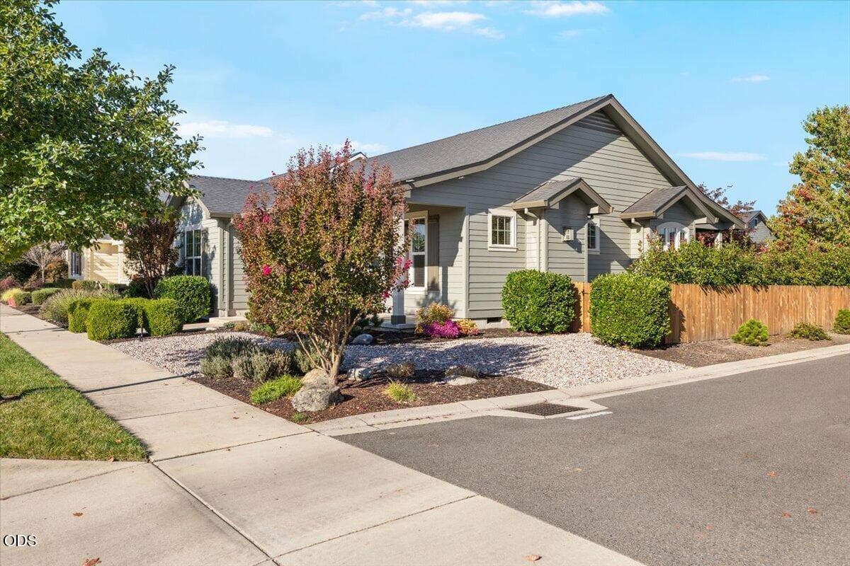 Front. Photo 4 of 40, 510 Stone Pointe Drive, Central Point, OR 97502