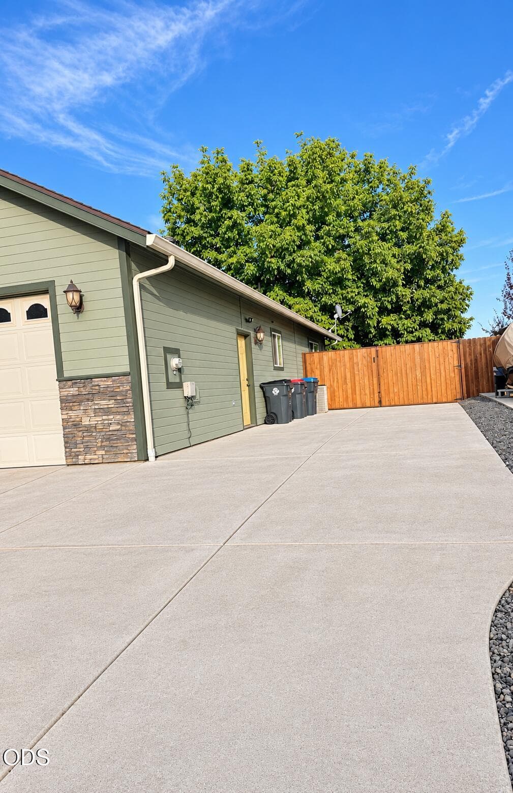 *. Photo 3 of 30, 1052 Kensington Court, Central Point, OR 97502