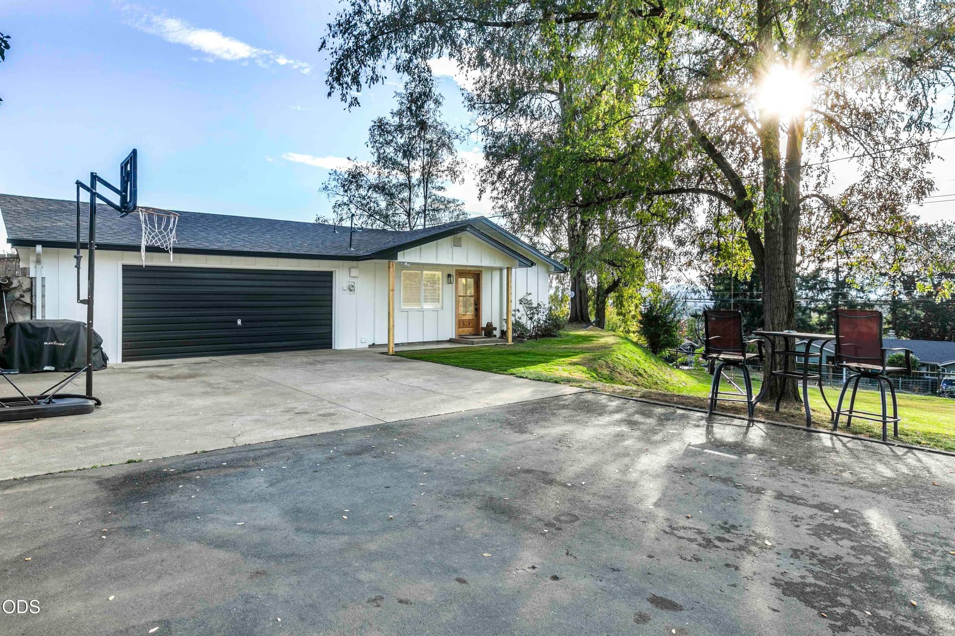 driveway view. Photo 2 of 39, 1105 NE Beacon Drive, Grants Pass, OR 97526