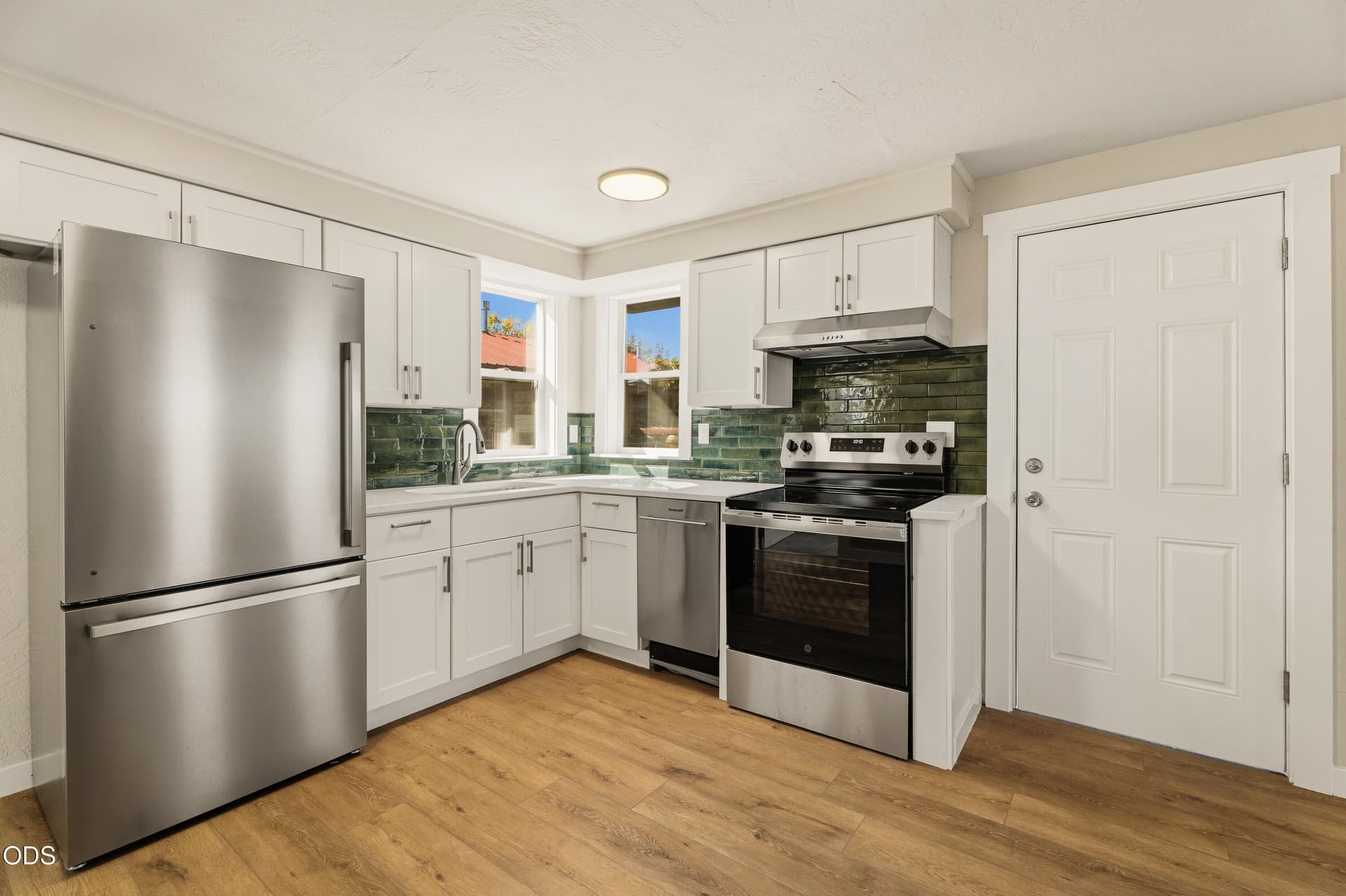 01-Kitchen. Photo 4 of 30, 346 SW 12th Street, Redmond, OR 97756