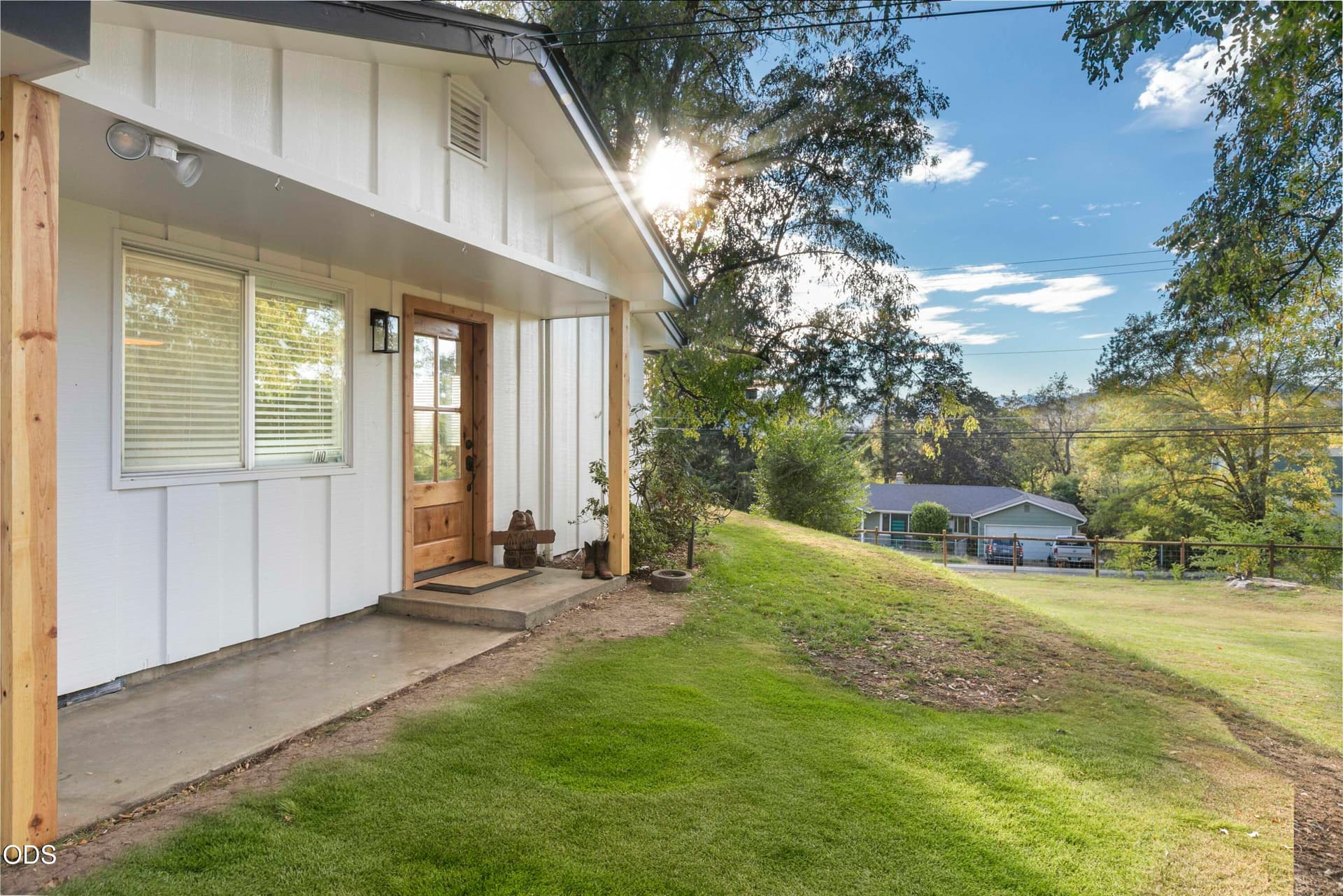 1 Front approach. Photo 3 of 39, 1105 NE Beacon Drive, Grants Pass, OR 97526