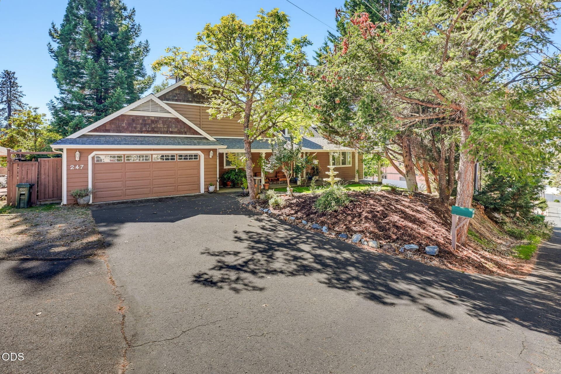 APX_1571. Photo 1 of 31, 247 SE Hill Top Drive, Grants Pass, OR 97527