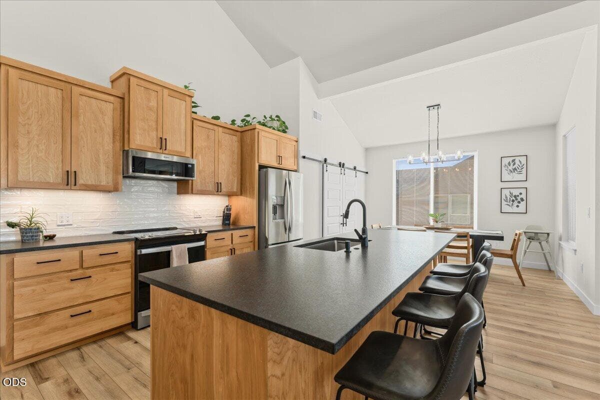 07-Kitchen + Dining. Photo 4 of 38, 4190 Falcon Ridge Terrace, Medford, OR 97504