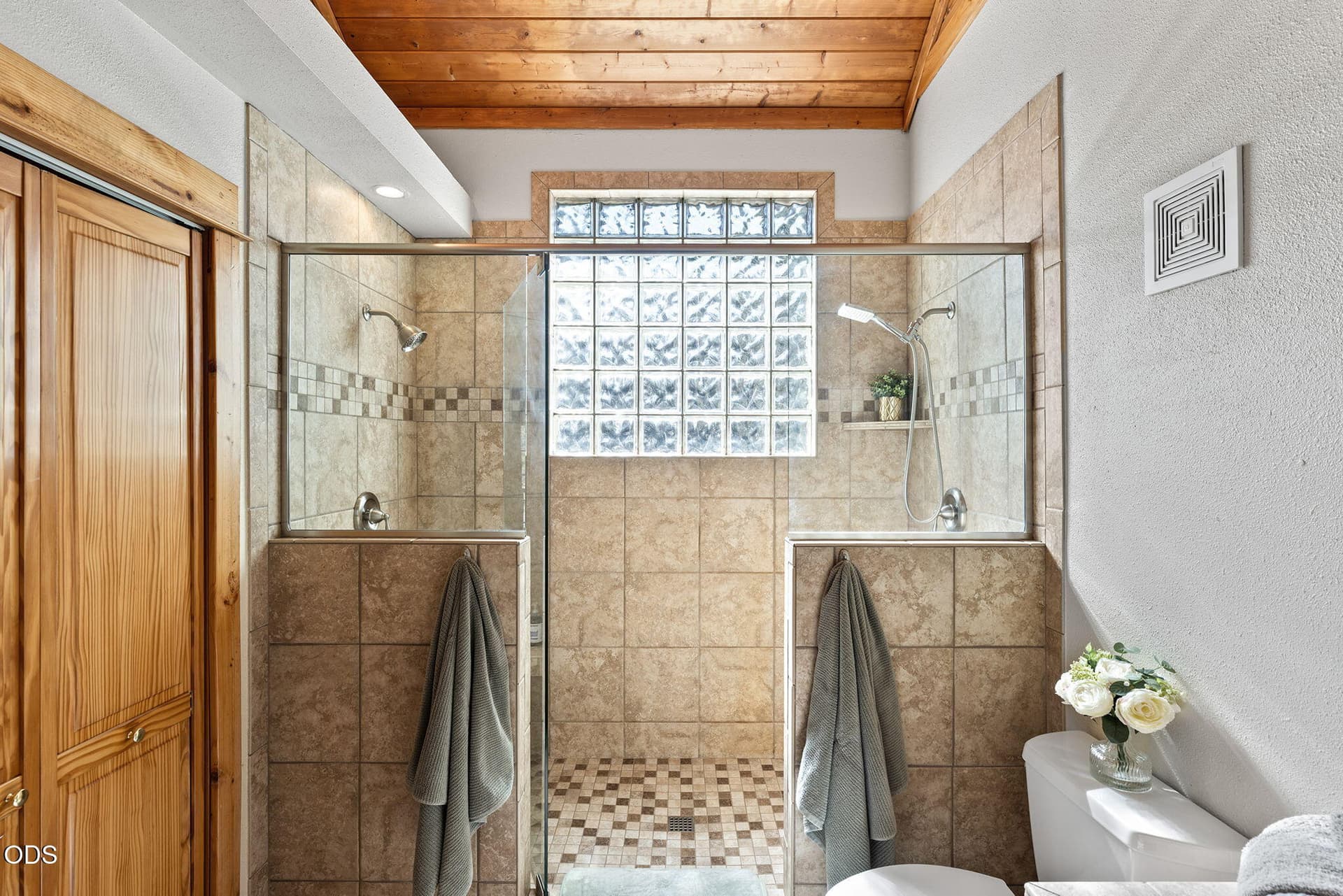 Ensuite Bathroom. Photo 5 of 50, 17171 Spring River Road, Bend, OR 97707