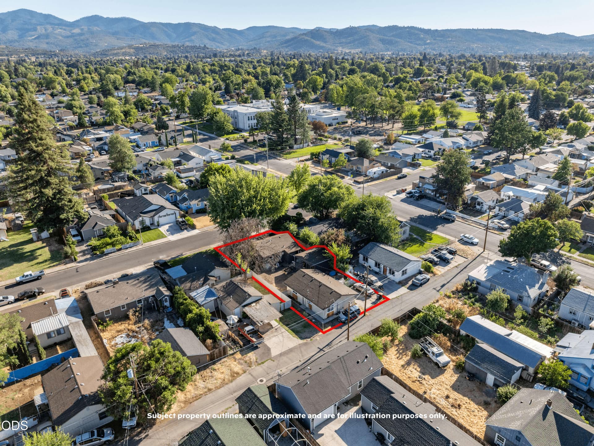 842-2. Photo 2 of 47, 842 W 13th Street, Medford, OR 97501