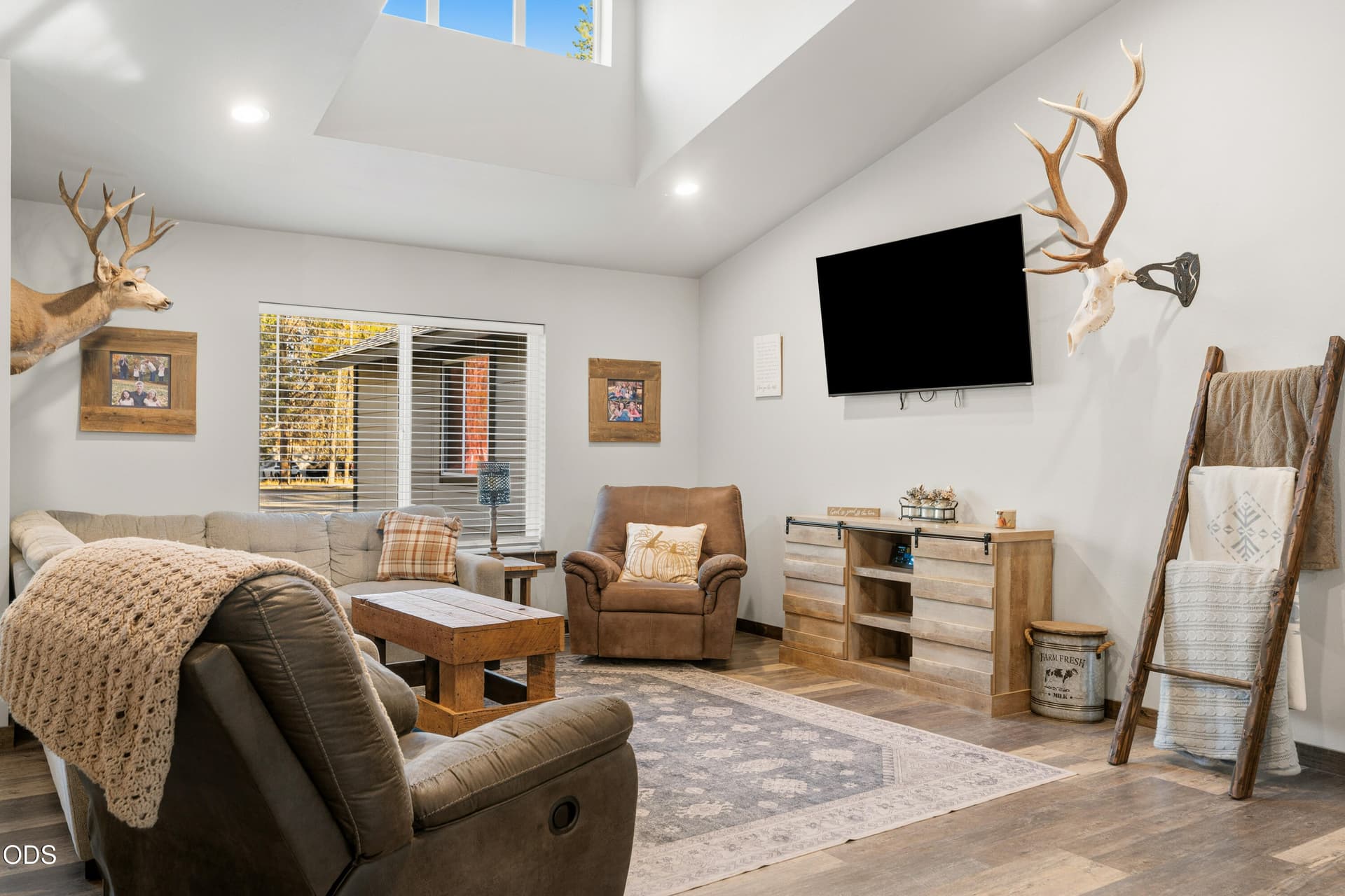 Great Room. Photo 3 of 35, 53088 Loop Drive, La Pine, OR 97739