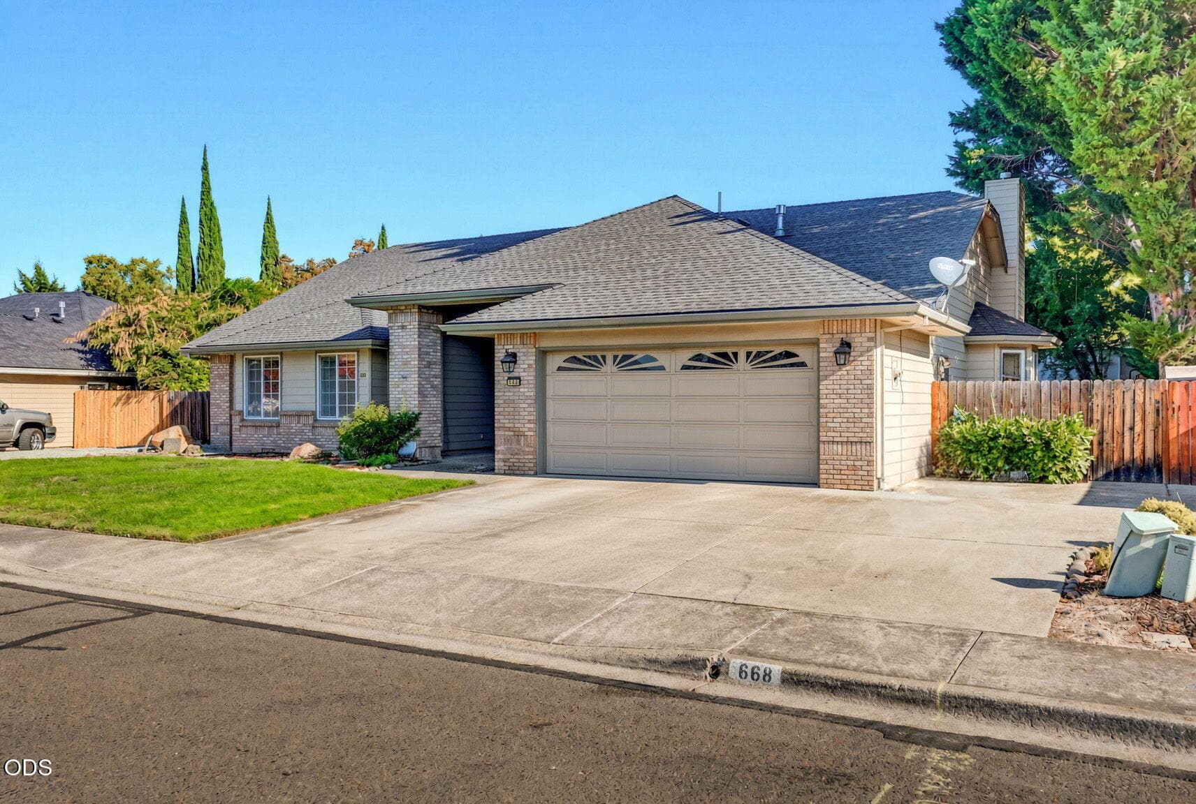 ApxAVA00002. Photo 3 of 44, 668 Vincent Avenue, Central Point, OR 97502