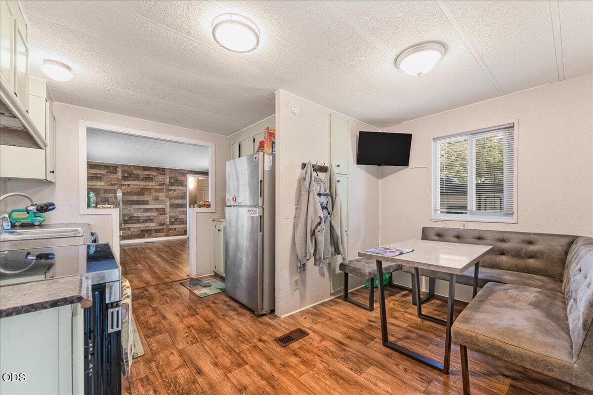 07-Dining + Kitchen. Photo 4 of 15, 380 W Gregory Road Unit UNIT 4, Central Point, OR 97502