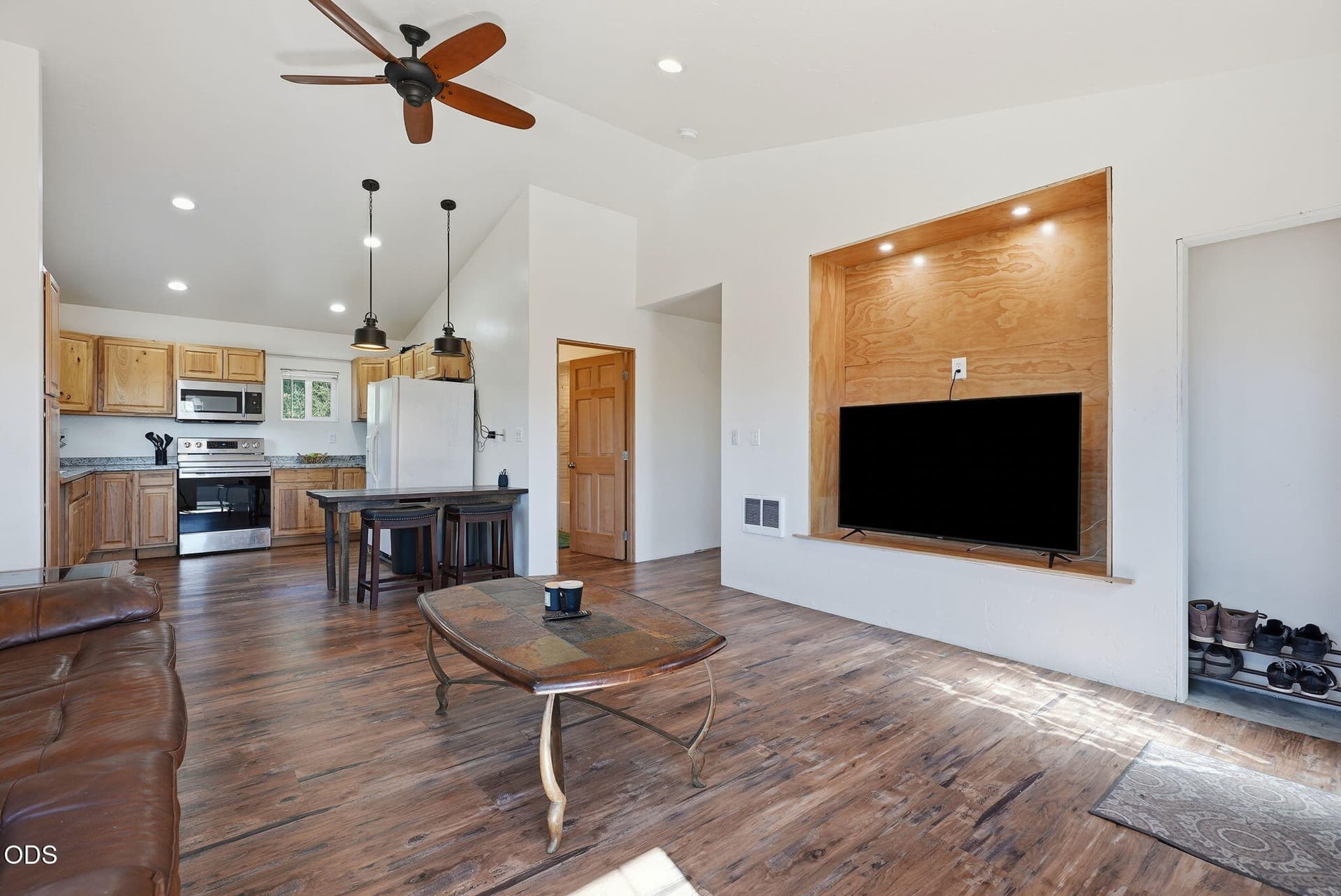 Living Room with Vaulted Ceilings. Photo 3 of 33, 8560 NW 6th Street, Terrebonne, OR 97760