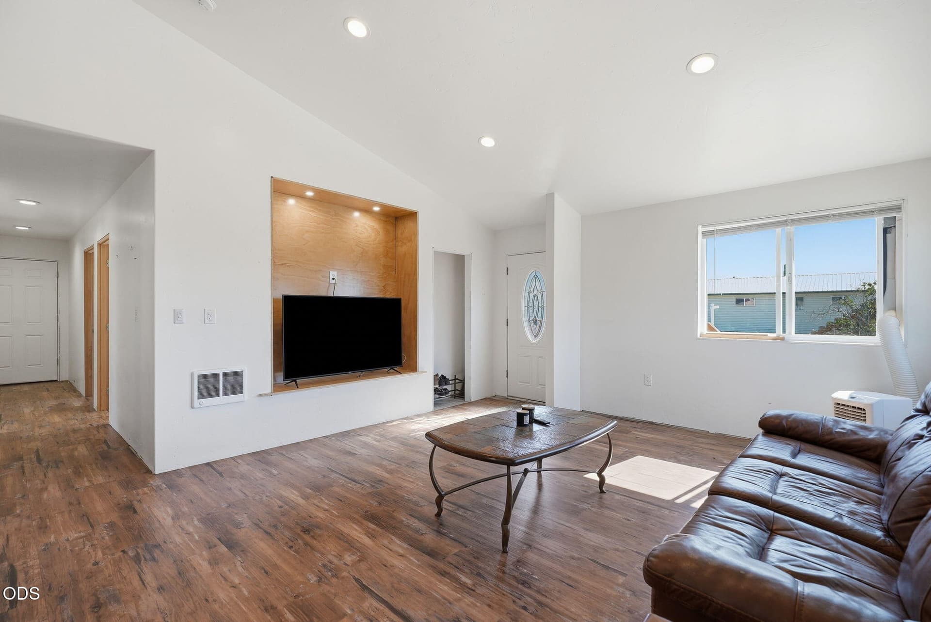 Living Room with Vaulted Ceilings. Photo 4 of 33, 8560 NW 6th Street, Terrebonne, OR 97760