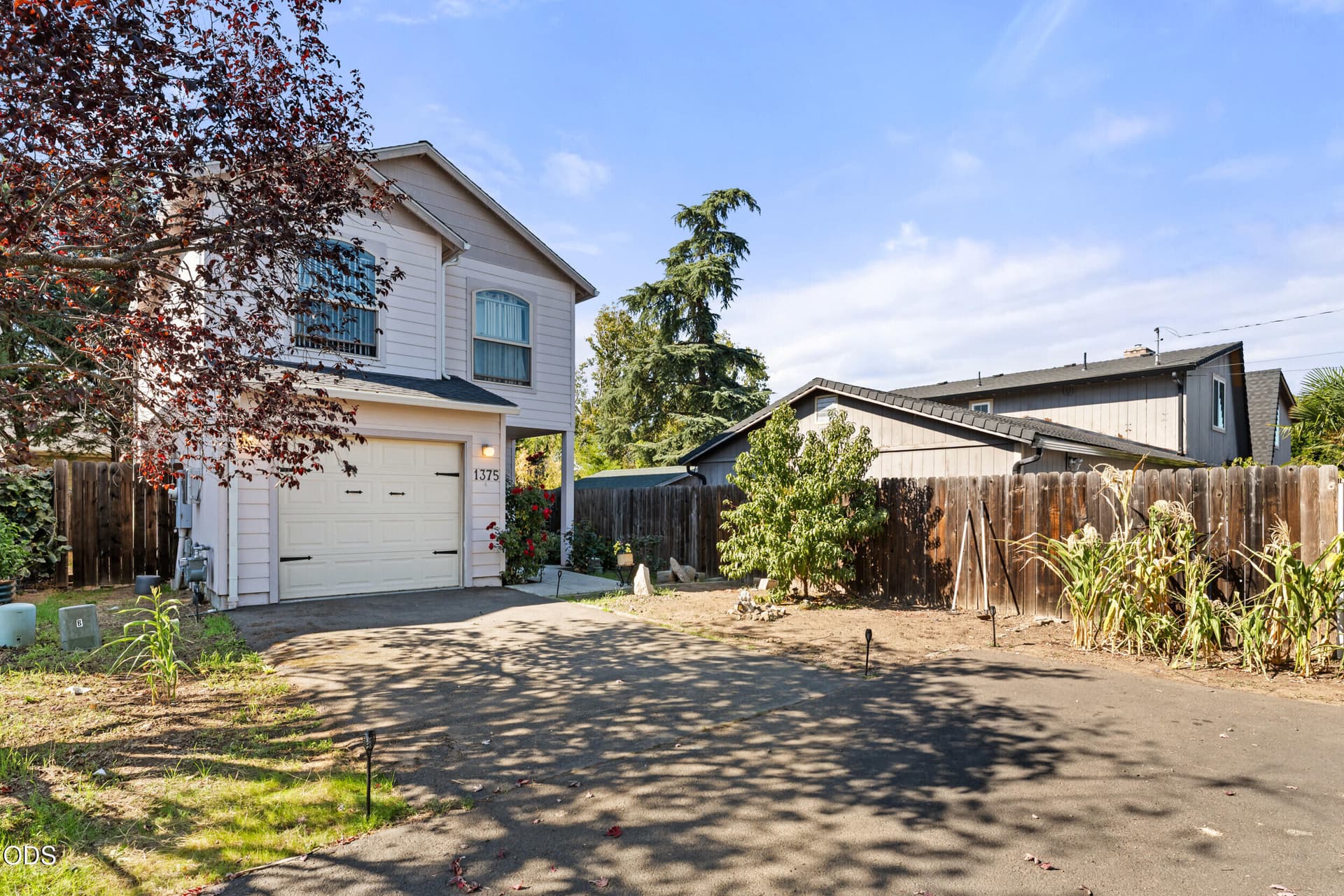 2_1375-circle-wood-dr-02. Photo 2 of 34, 1375 Circle Wood Drive, Central Point, OR 97502