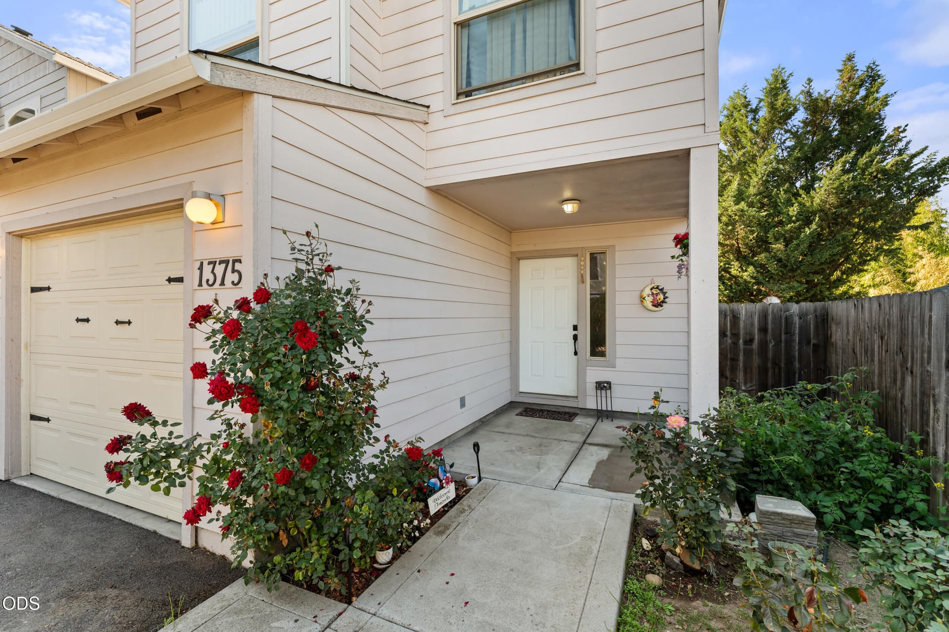 4_1375-circle-wood-dr-04. Photo 4 of 34, 1375 Circle Wood Drive, Central Point, OR 97502