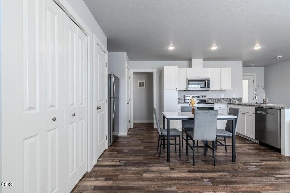1. Photo 3 of 23, 7887 Houston Loop, White City, OR 97503