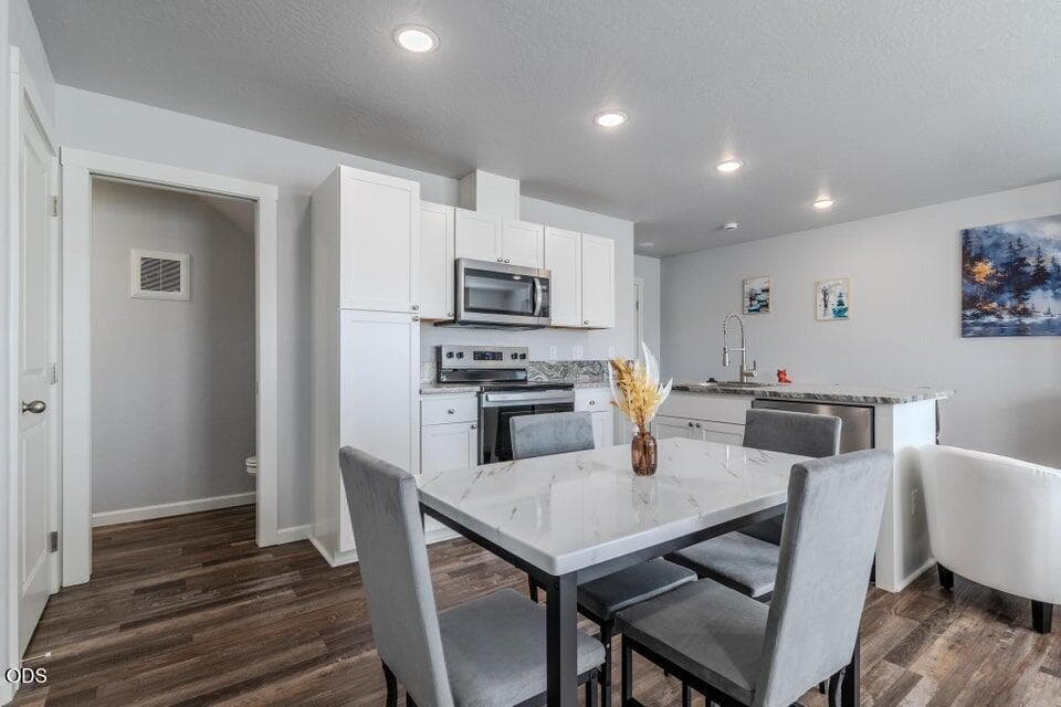 3. Photo 5 of 23, 7887 Houston Loop, White City, OR 97503