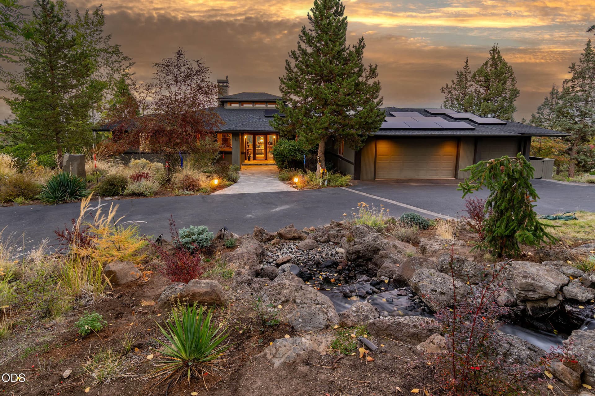 circular driveway and 3 car garage. Photo 1 of 27, 885 NW Chelsea Loop, Bend, OR 97703