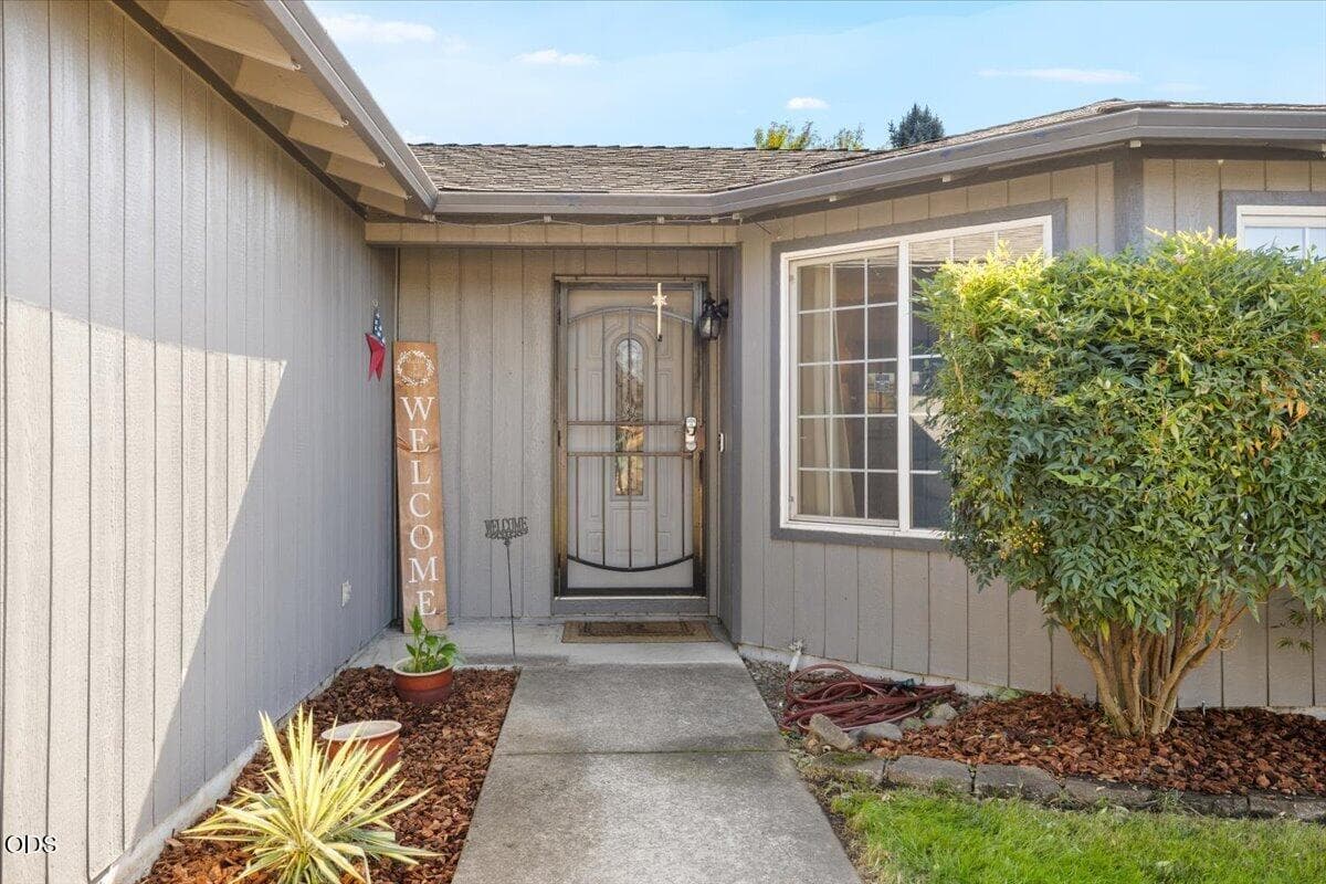 04-CI_4749. Photo 3 of 24, 1198 Glengrove Avenue, Central Point, OR 97502