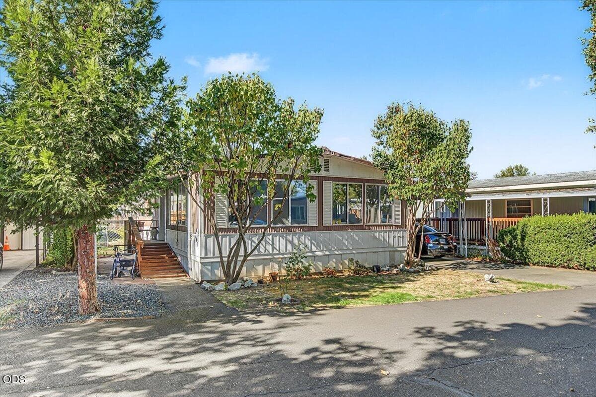 Front. Photo 3 of 34, 335 Beechwood Drive, Grants Pass, OR 97526
