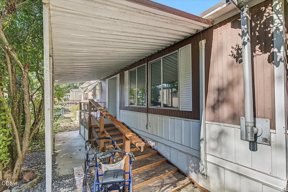 Front porch. Photo 5 of 34, 335 Beechwood Drive, Grants Pass, OR 97526